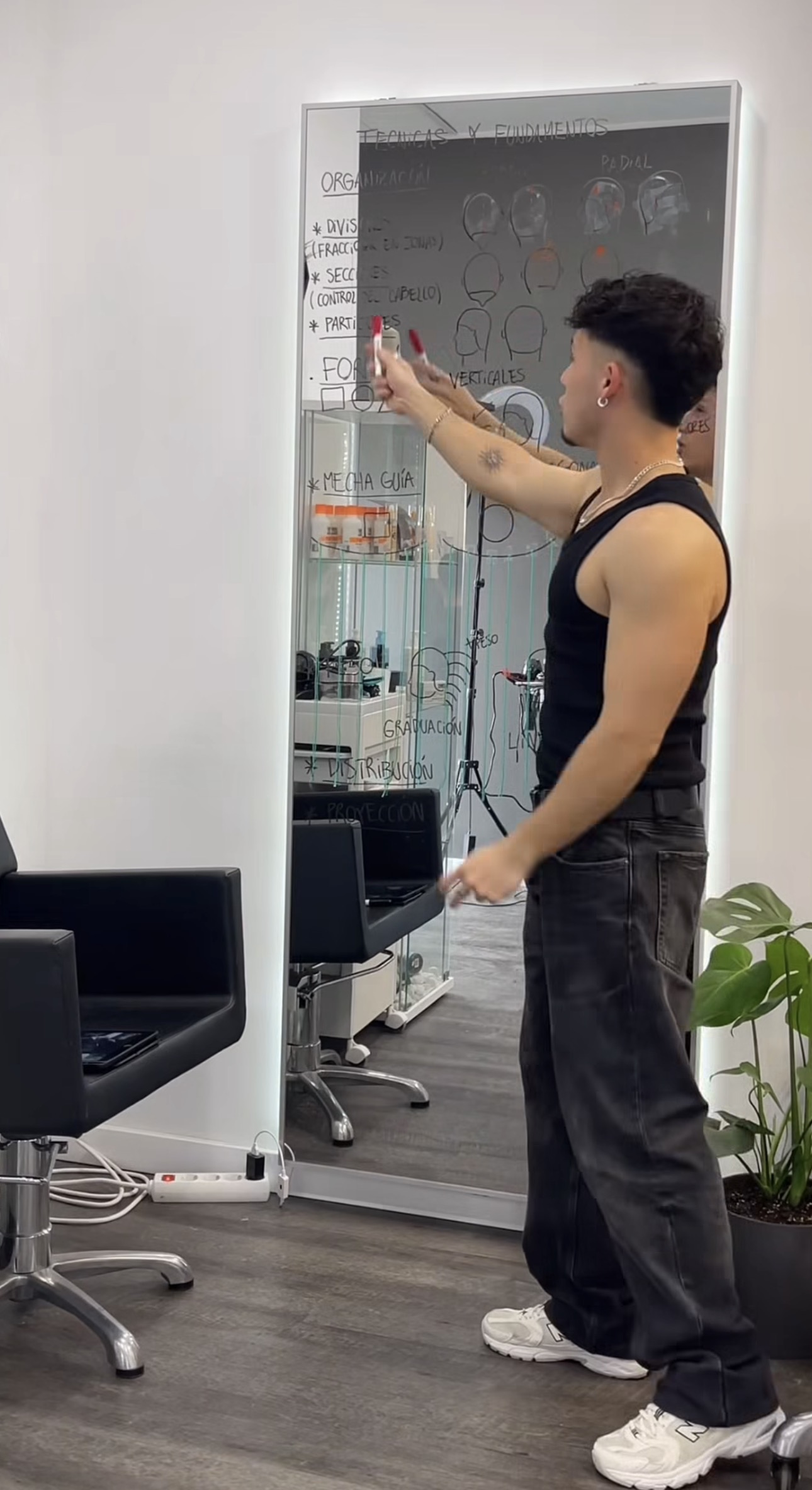 Ale Acosta en pizarra — técnica de barbería